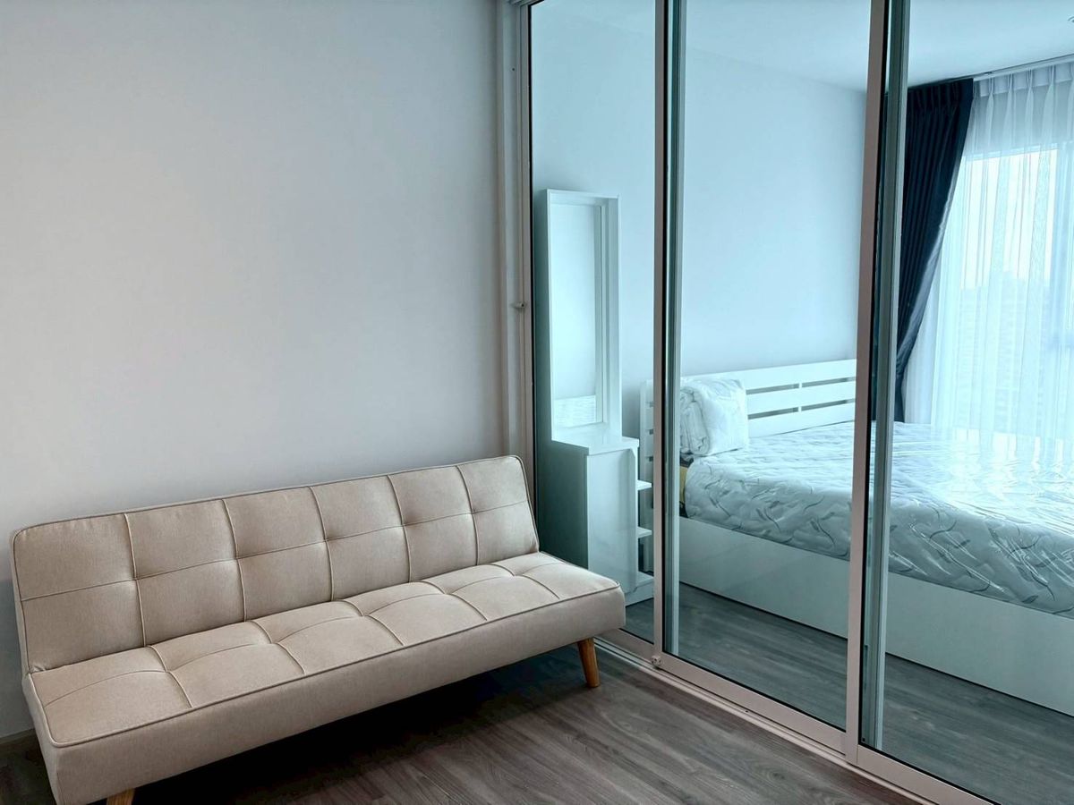 For RentCondoBangna, Bearing, Lasalle : Rent Condo Regent Home Bangna, Building A, Floor 15, Luxury Building, The whole view room is very beautiful. Rental price 10,500 baht.