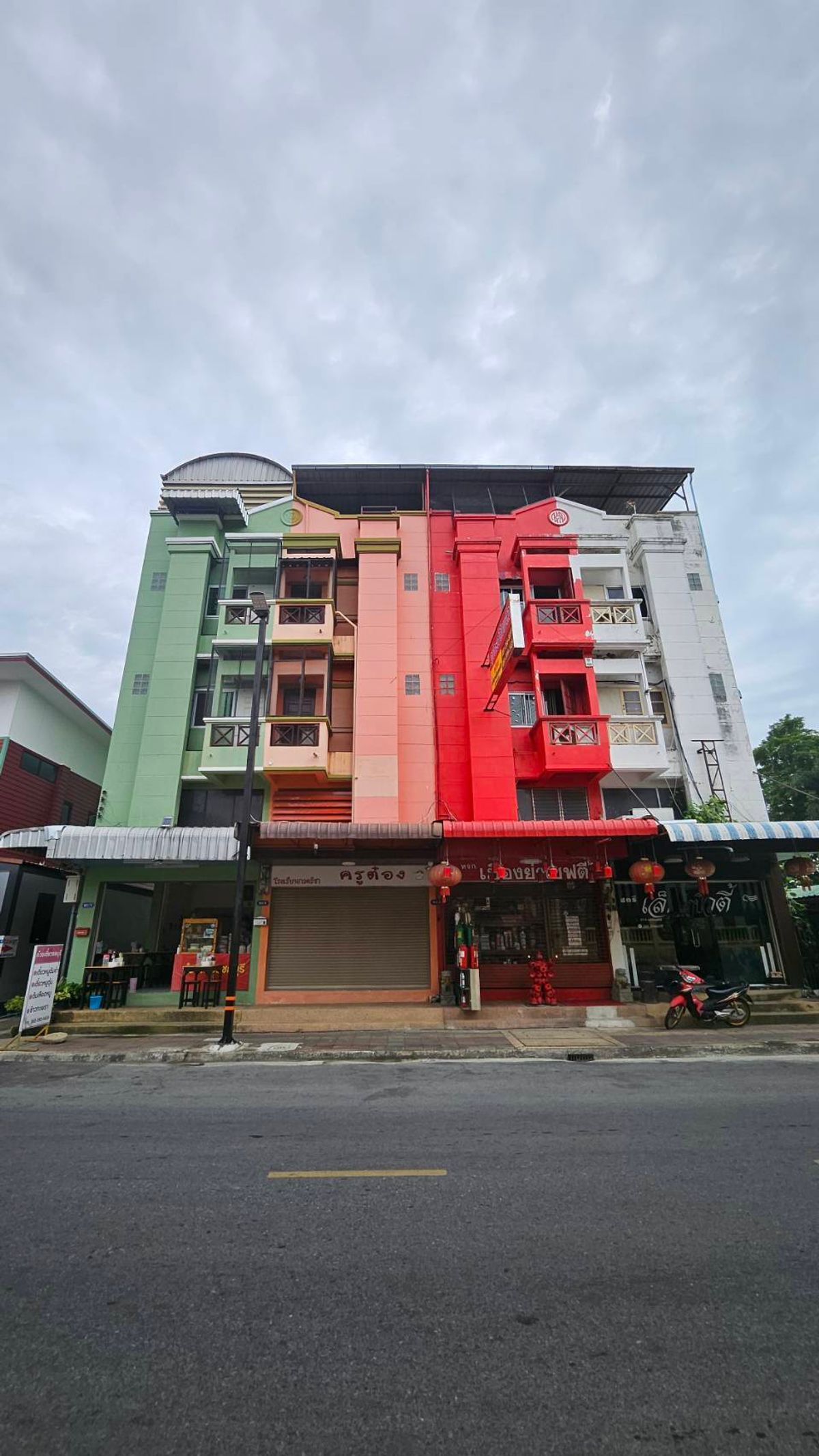 ขายอาคารพาณิชย์โคราช นครราชสีมา : ขายถูกมาก!! อาคารพาณิชย์ 3.5 ชั้น ติดถนนทำเลทอง ใจกลางอำเภอเมืองโคราช ใกล้อนุสาวรีย์ท้าวสุรนารี เดอะมอลล์โคราช