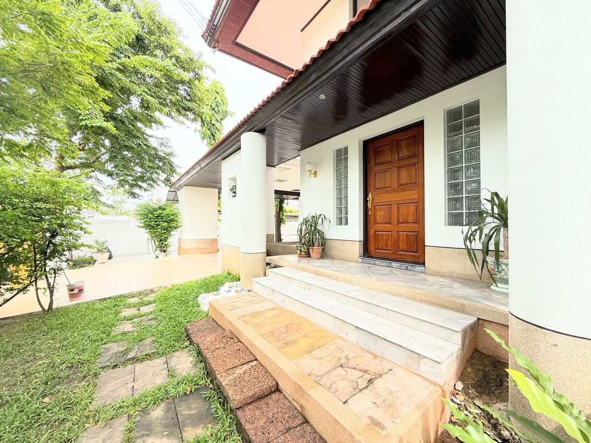 ให้เช่าบ้านพัฒนาการ ศรีนครินทร์ : บ้านเดี่ยว 2 หลัง 2 ชั้น พร้อมพื้นที่ใช้สอยขนาดใหญ่ ใจกลางศรีนครินทร์