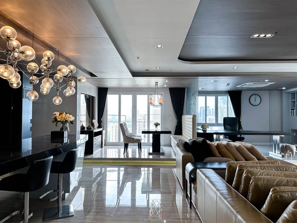 For RentCondoSukhumvit, Asoke, Thonglor : Condo Paint House, 20th floor, with beautiful decorative furniture for rent in Asoke-Sukhumvit, near BTS Asoke only 400 meters.