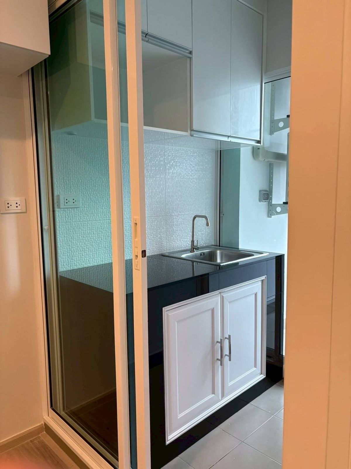 For RentCondoBangna, Bearing, Lasalle : Rent Condo Regent Home Bangna, Building A, Floor 15, Luxury Building, The whole view room is very beautiful. Rental price 10,500 baht.