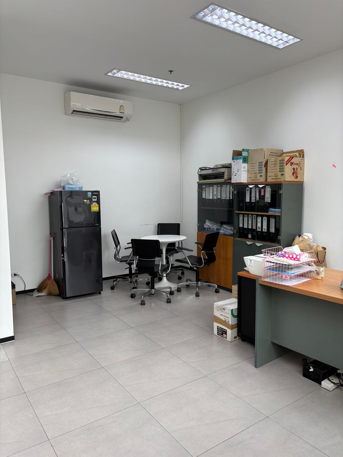 สำนักงานปิ่นเกล้า จรัญสนิทวงศ์ : คอนโดเออบาโน ราชวิถี ห้องชั้นล่าง 28 ตรม มีห้องน้ำในตัว เพื่อทำออฟฟิศ จอดรถสะดวก 