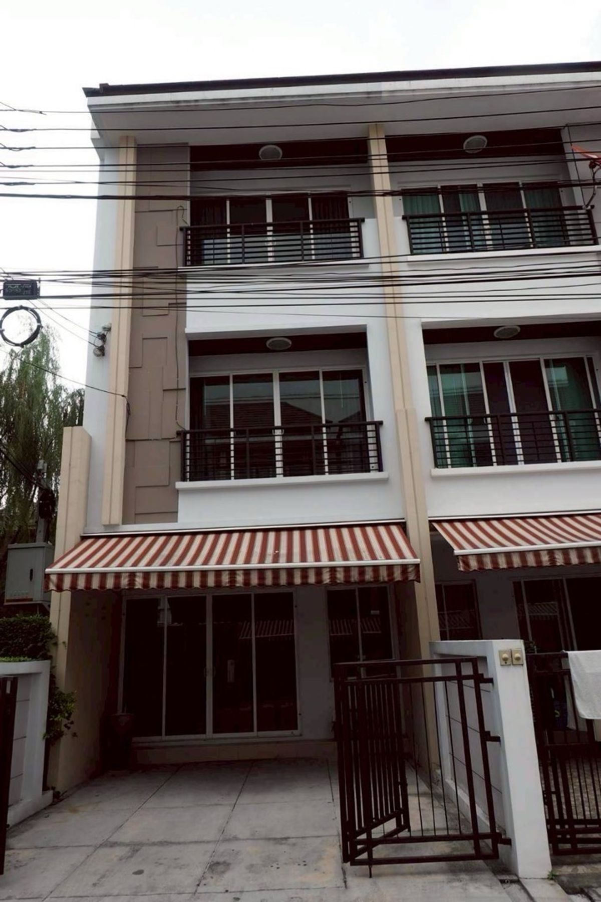 ให้เช่าทาวน์โฮมโชคชัย4 ลาดพร้าว71 : ให้เช่าทาวน์โฮมบ้านกลางเมืองลาดพร้าว 71 🏡🎊💸位於Ladprao 71中間的聯排別墅出租 