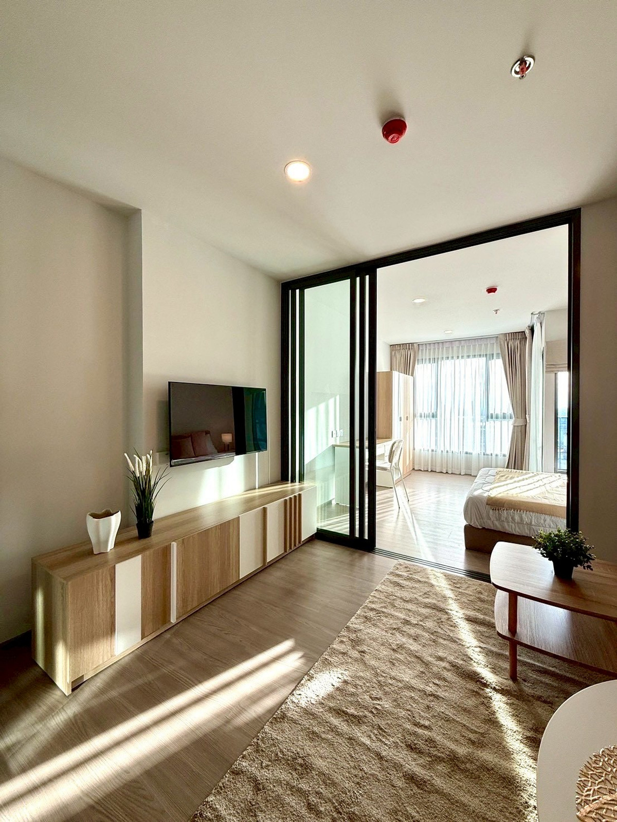 For RentCondoKhlongtoei, Kluaynamthai : ASPIRE Sukhumvit - Rama 4 condo on the main road near BTS Phra Khanong 600 meters