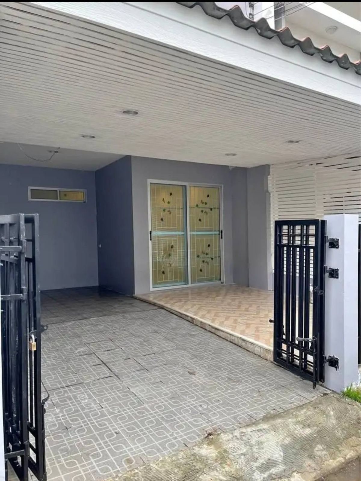 ให้เช่าทาวน์โฮมบางนา แบริ่ง ลาซาล : 🏡 ให้เช่า พฤกษา บางนา กม.5 (ซอยวัดปลัดเปรียง)  ❤️ ใกล้เมกา บางนา เพียง 7 กม  (ขับรถ 10 นาที)  ❤️ บ้านว่างพร้อมเข้าอยู่  ✅✅ 🐶🐱 สามารถเลี้ยงสัตว์เล็กได้ 🐶🐱