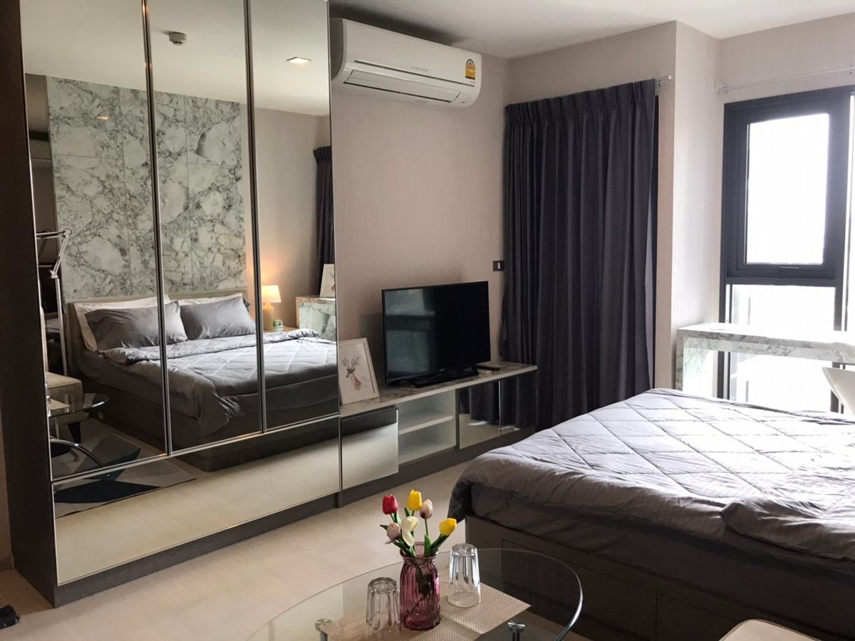 ให้เช่าคอนโดสุขุมวิท อโศก ทองหล่อ : ให้เช่าถูกคอนโด Rhythm Sukhumvit 36-38 วิวสระ ห้องสวย พร้อมอยู่