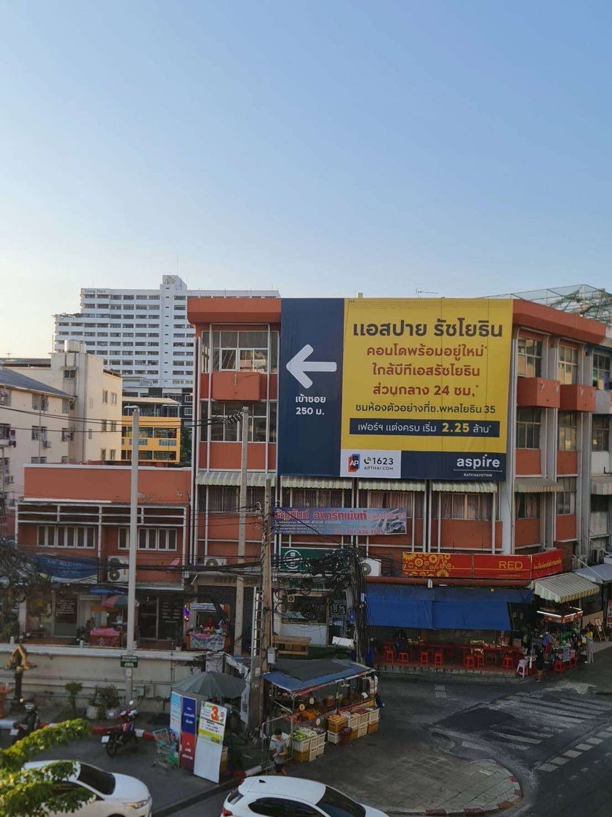 For SaleLandKasetsart, Ratchayothin : Land for sale Commercial buildings at the entrance of Soi Phahonyothin 35, next to the Ratchayothin station