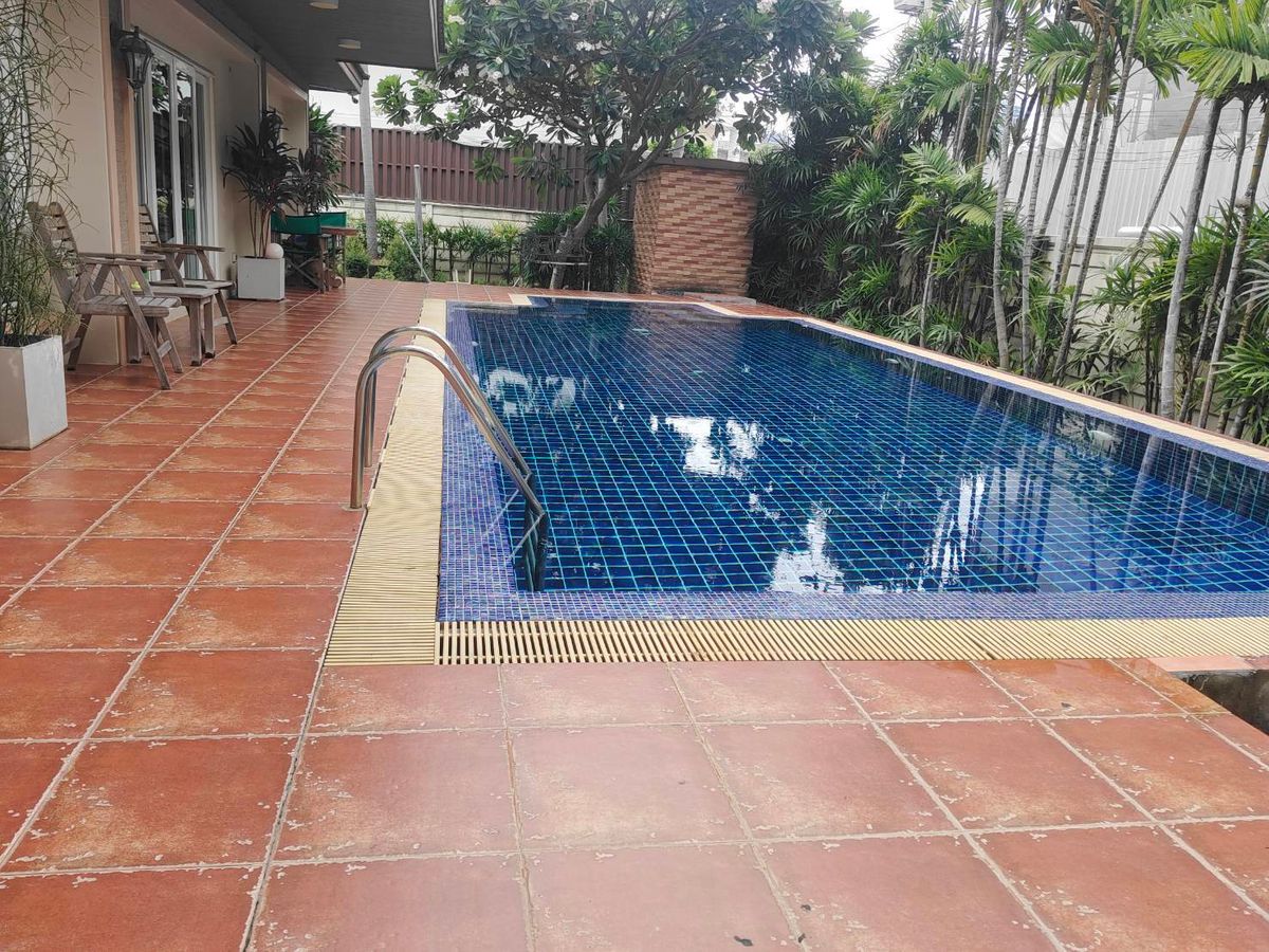 ให้เช่าบ้านพระราม 9 เพชรบุรีตัดใหม่ RCA : ให้เช่าบ้านเดี่ยวหรูใจกลางศูนย์วิจัย – พื้นที่กว้างขวาง พร้อมสระว่ายน้ำและสวนร่มรื่น 📍 ทำเลทอง ซอย ABC ย่านศูนย์วิจัย