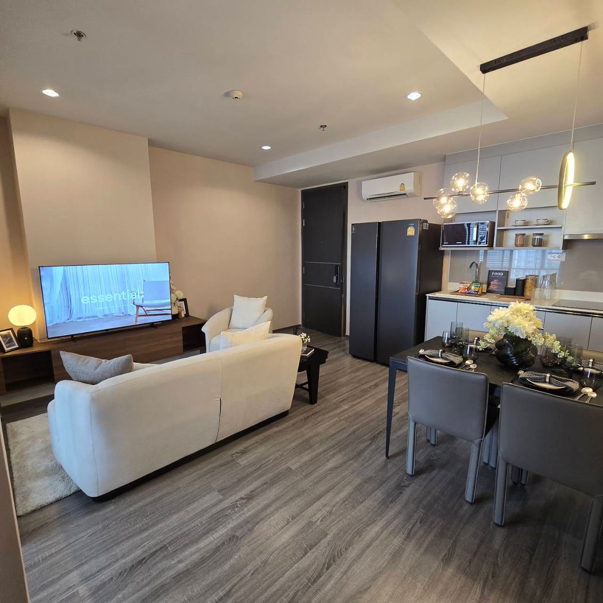ขายคอนโดราชเทวี พญาไท : ห้องสุดท้าย Ideo mobi รางน้ำ 2bed 2bth พร้อม 2 ที่จอดรถ วิวสวย ห้องพร้อมตกแต่งพร้อมเครื่องใช้ไฟฟ้า ฟรีค่าโอน เพียง 7.99mb. Tel. 0957615782