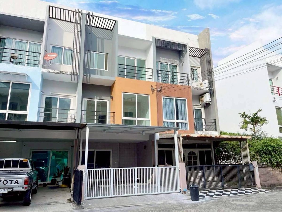 ขายโฮมออฟฟิศนวมินทร์ รามอินทรา : ขาย📍#โฮมออฟฟิศ #ทาวน์โฮม3ชั้น #หมู่บ้านกรีนิซรามอินทรา รีโนเวทใหม่ แถมเฟอร์นิเจอร์ ทำเลดีติดถนน ทำเลทอง จะซื้ออยู่เองหรือปล่อยเช่าก็คุ้ม 🔥