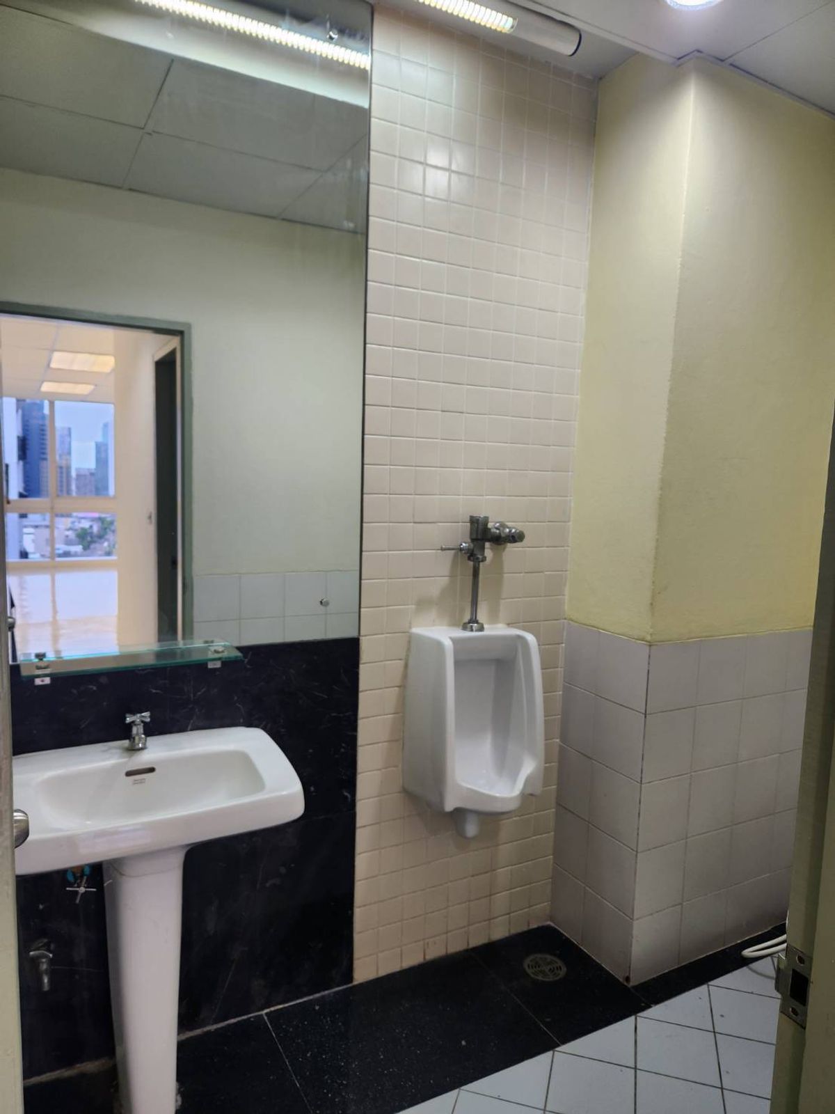 For RentOfficeSukhumvit, Asoke, Thonglor :  Office next to the main road, Soi Thonglor, for rent!!!