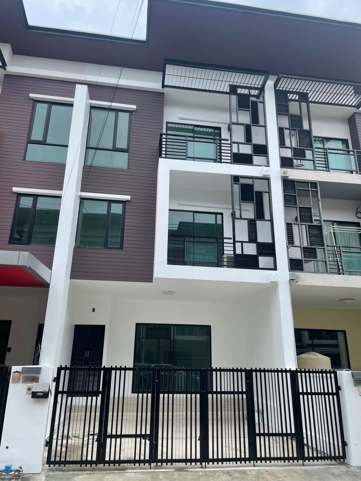 ทาวน์โฮมลาดกระบัง สุวรรณภูมิ : รีโนเวทใหม่  แอร์ทุกห้อง