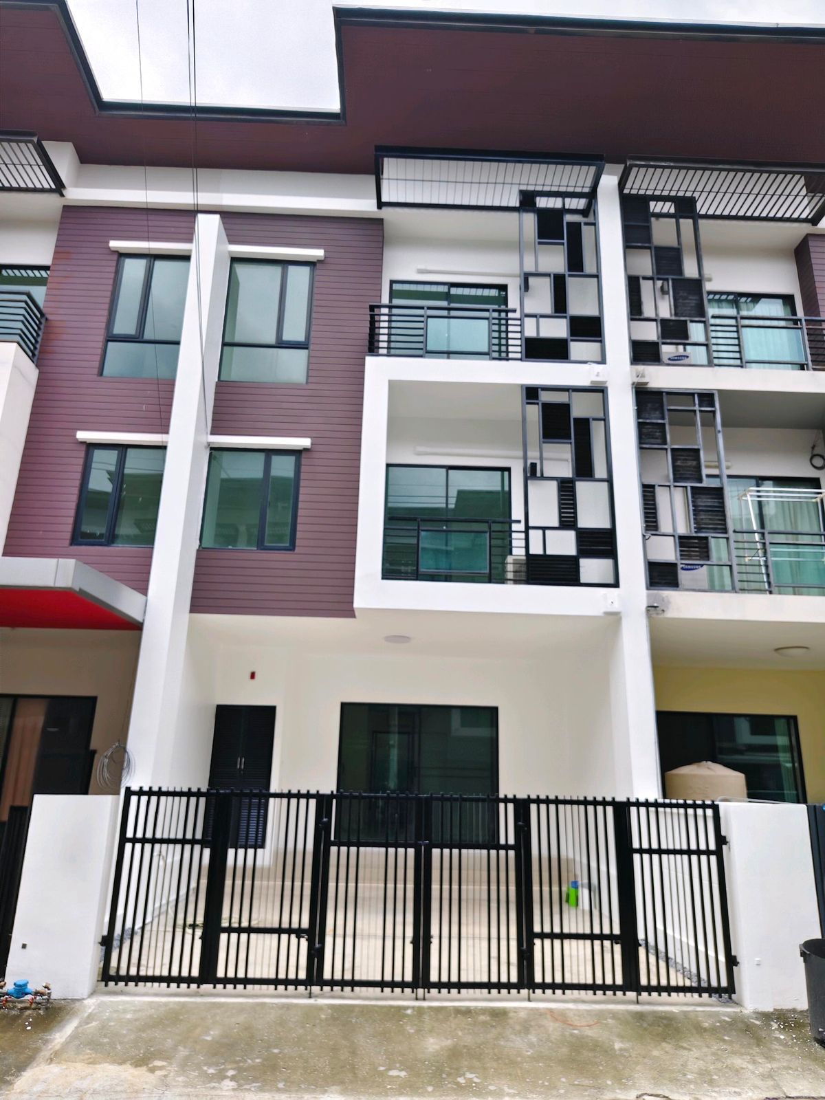 ขายทาวน์โฮมลาดกระบัง สุวรรณภูมิ : ขายด่วนทาวน์โฮม 3ชั้น ม.ไอฟีล บางนา พร้อมโอน(ผู้ขายออกค่าโอนทั้งหมด) ใกล้เมกาบางนา ม.ราม2