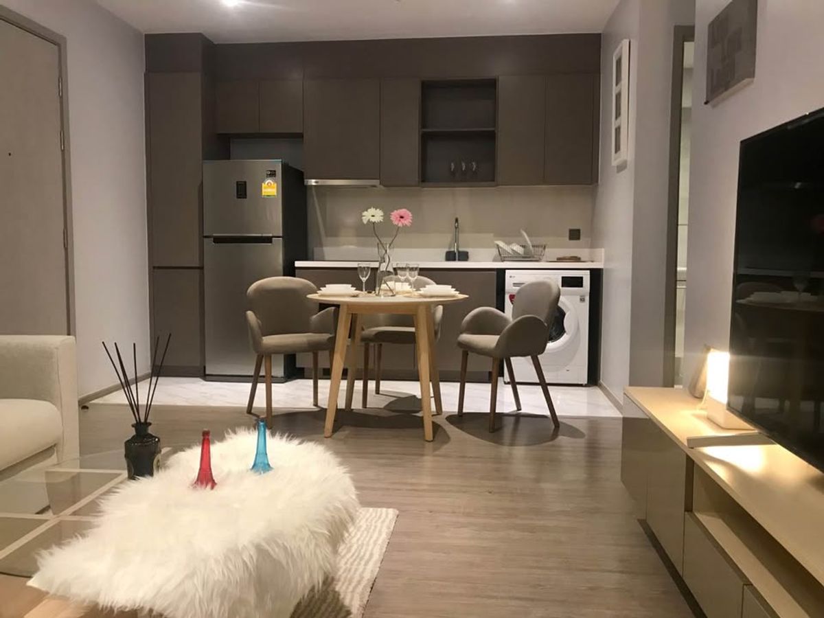 CondoSukhumvit, Asoke, Thonglor : Rent RHYTHM EKKAMAI - 1 Bedroom 38 sq.m., city view and INFINITY ROOWTOP, complete decorative condo condo Modern style onyx flooring, all luxury units. There is a built‑in kitchen. Leading appliances. Just walk BTS Ekkamai 350 m. Near Gateway, Major Cinep