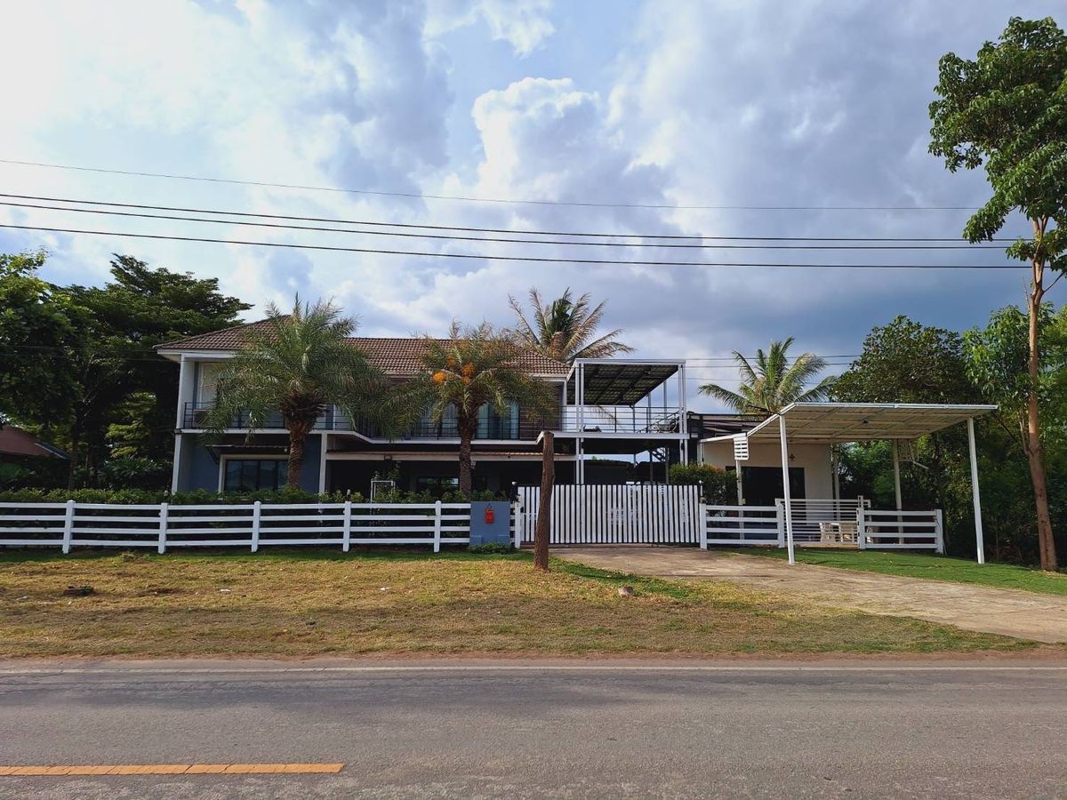 For SaleHousePak Chong KhaoYai : Selling a beautiful house with a large housing A total of 1 rai of land on the main road near Khao Yai-Wang Nam Khiao Suitable for opening a cafe, the owner of the owner.