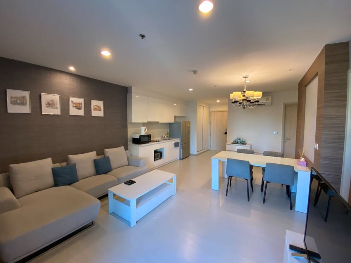 For RentCondoSukhumvit, Asoke, Thonglor : 🌟 Rhythm Sukhumvit 42 condo for rent in the heart of Sukhumvit, next to BTS Ekkamai and Gateway Ekkamai. Very convenient.