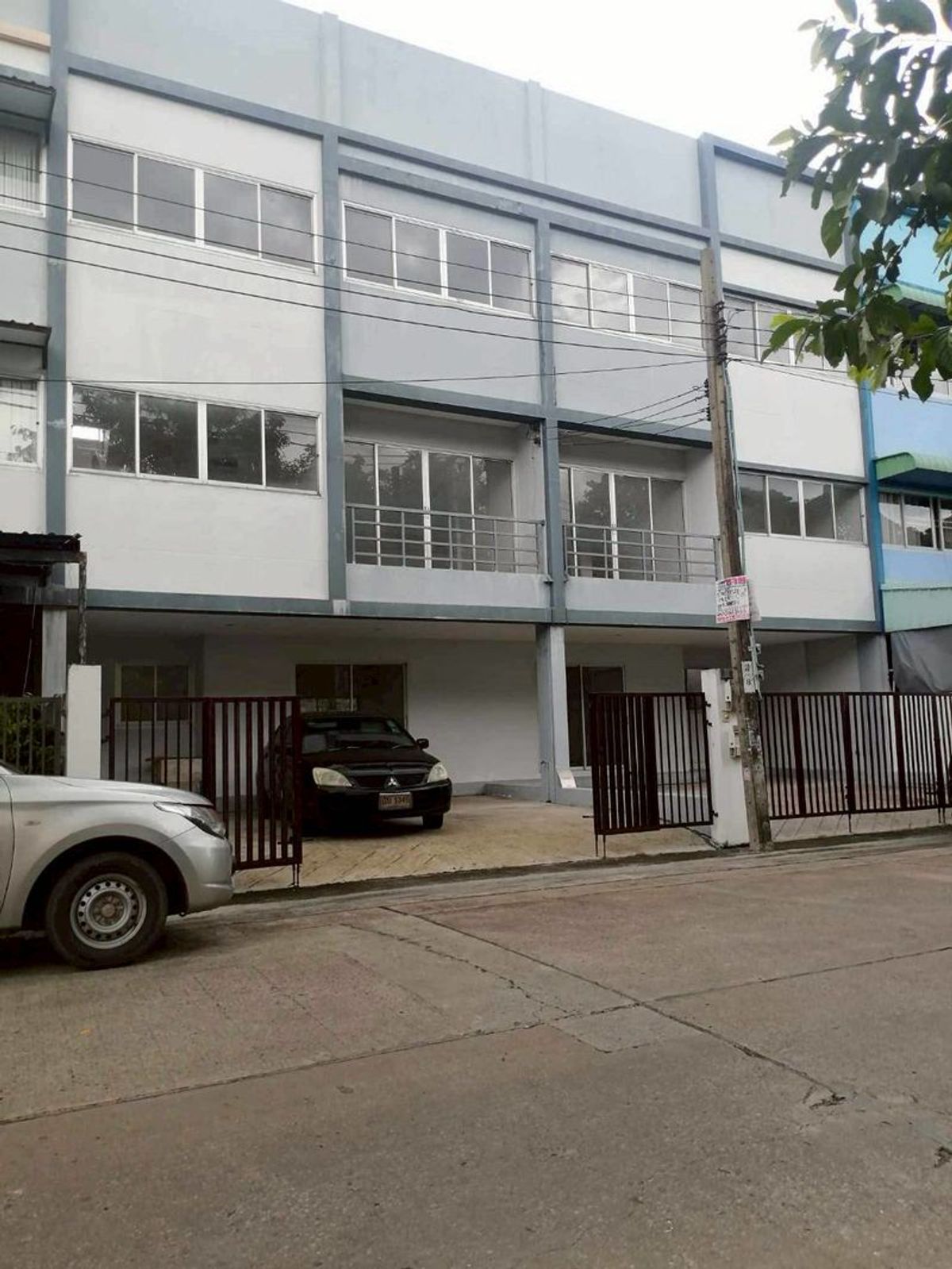 For SaleTownhomeNawamin, Ramindra : Urgent sale, 3 -story townhome, 2 booths on Hathairat Road 4, Khlong Sam Wa, entrance to the Sampakorn Project