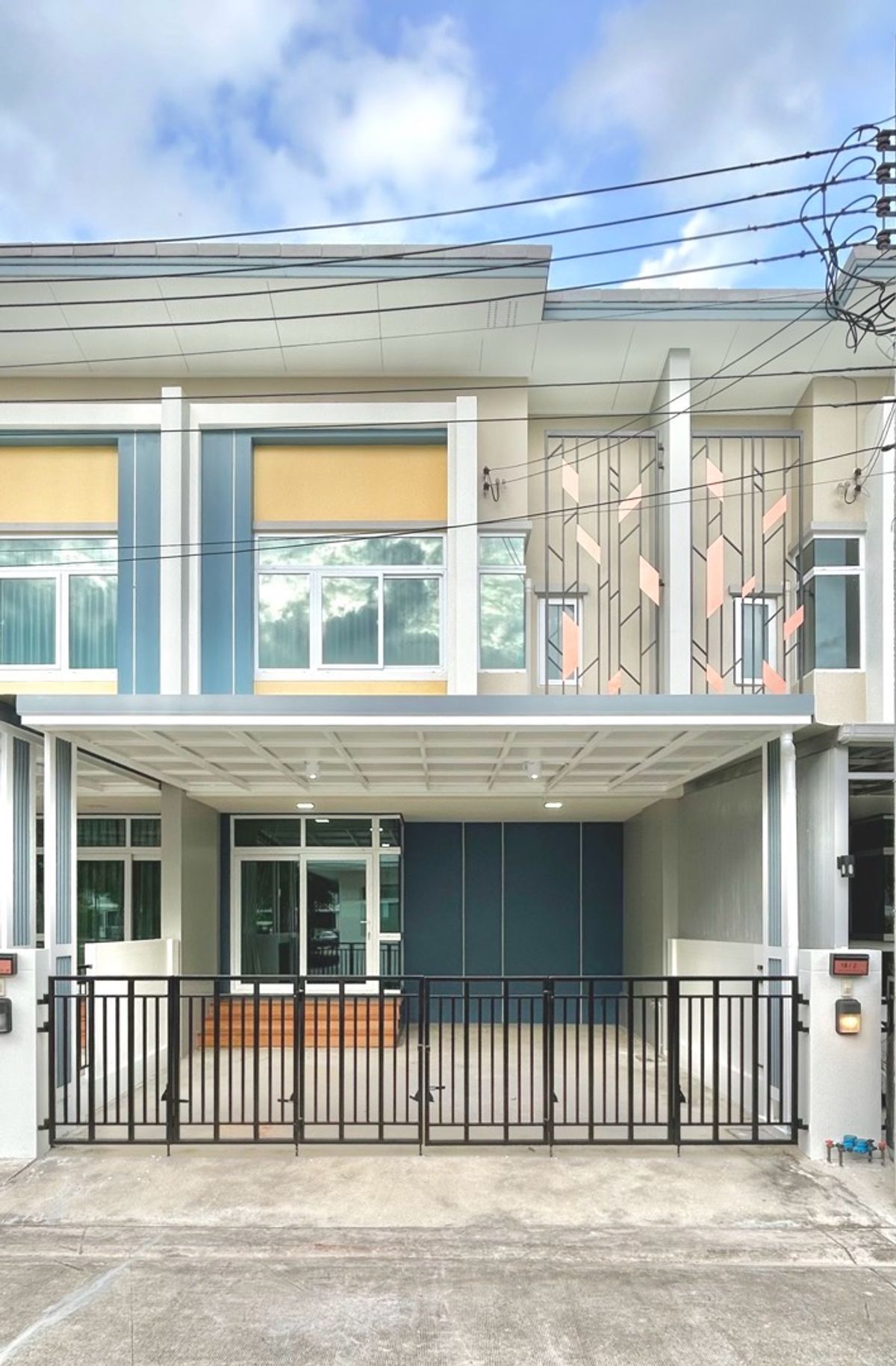 ให้เช่าทาวน์โฮมวิภาวดี ดอนเมือง หลักสี่ : [ให้เช่า] ทาวน์โฮมโครงการ Rasa Luxx Ville (รสา ลักซ์วิลล์ พหลโยธิน 73)
ใกล้สนามบินดอนเมือง และรถไฟฟ้าสายสีเขียว สถานีแยก คปอ.