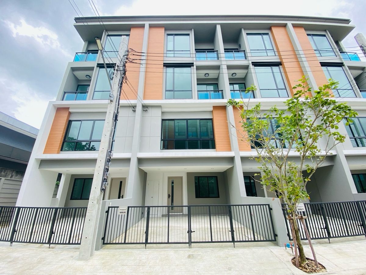 ให้เช่าโฮมออฟฟิศนวมินทร์ รามอินทรา : ให้เช่า ทาวน์โฮมหรู 3.5 ชั้น Premium Place พหลโยธิน – สุขาภิบาล 5 
• ทาวน์โฮม 3.5 ชั้น หน้ากว้าง 5.4 เมตร
• พื้นที่ใช้สอย 210 ตร.ม. | ที่ดิน 21.6 ตรว.