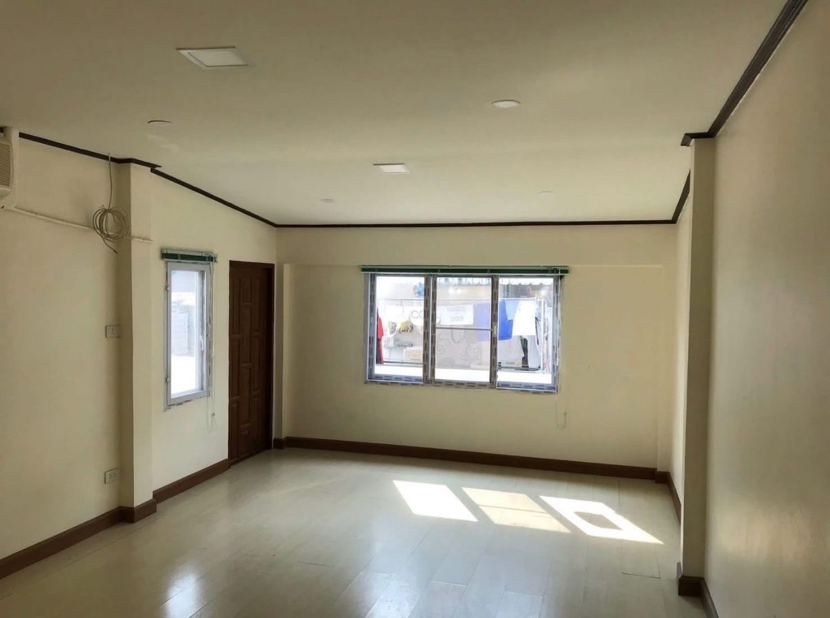 ขายบ้านรัชดา ห้วยขวาง : 📢👇 ขายด่วน! ราคาดีมาก ทำเลทองใจกลางห้วยขวาง บ้านชั้นเดียวครึ่ง เหมาะสำหรับอยู่อาศัย ปล่อยเช่าระยะยาว หรือทำ Airbnb