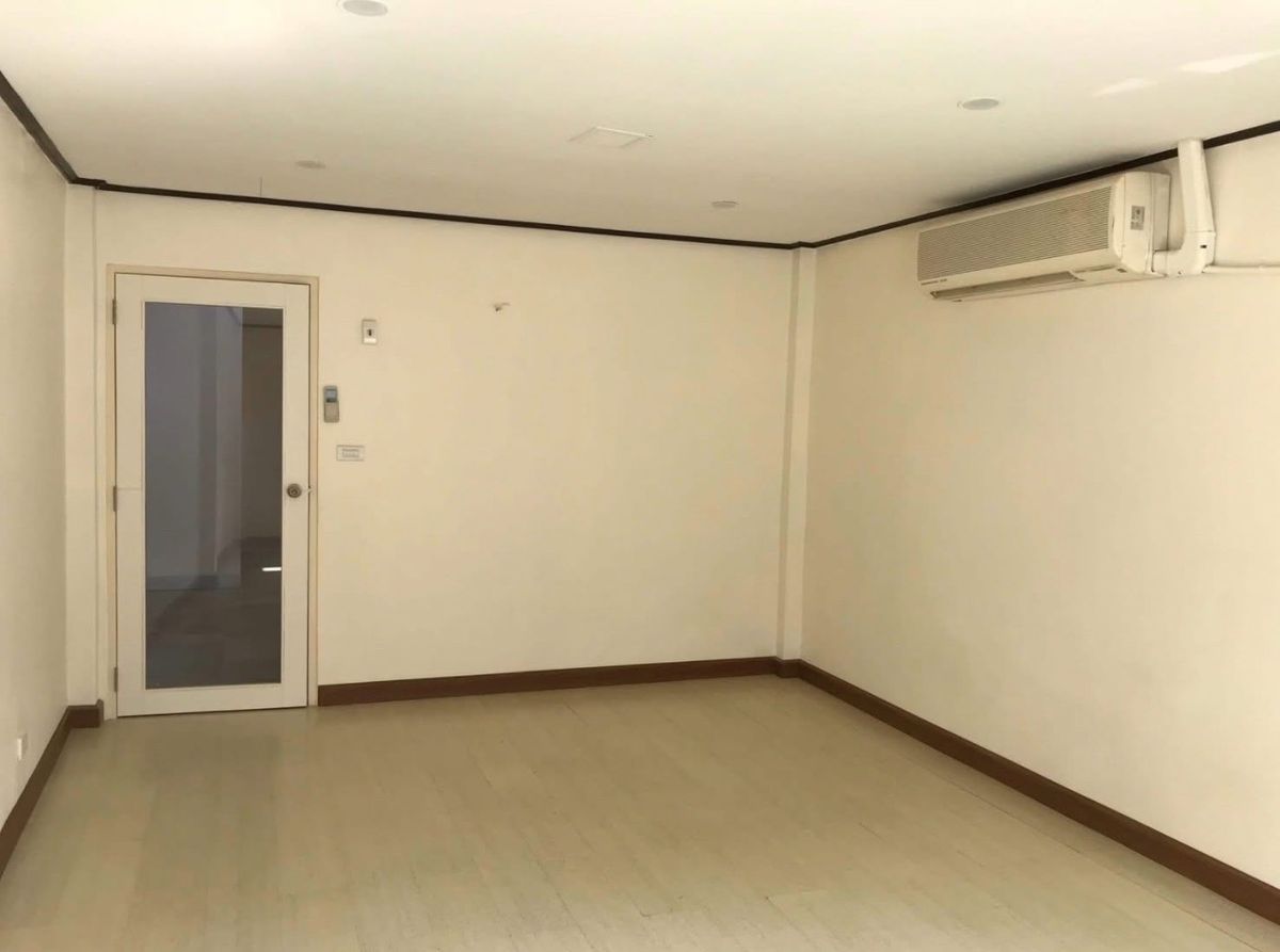 ขายบ้านรัชดา ห้วยขวาง : 📢👇 ขายด่วน! ราคาดีมาก ทำเลทองใจกลางห้วยขวาง บ้านชั้นเดียวครึ่ง เหมาะสำหรับอยู่อาศัย ปล่อยเช่าระยะยาว หรือทำ Airbnb