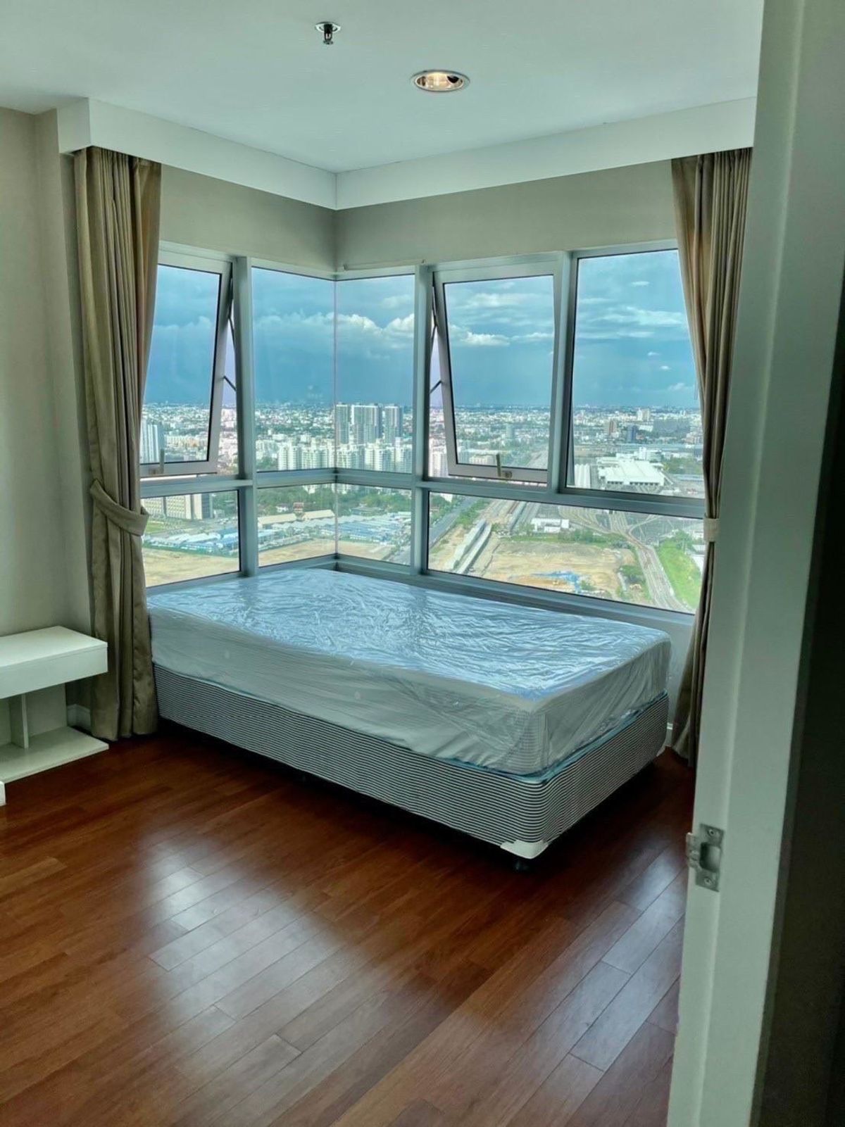 ให้เช่าคอนโดพระราม 9 เพชรบุรีตัดใหม่ RCA : 🏙️ Available Now! Belle Grand Rama 9 – Rare 3 Bedroom High-Floor Unit 🔥