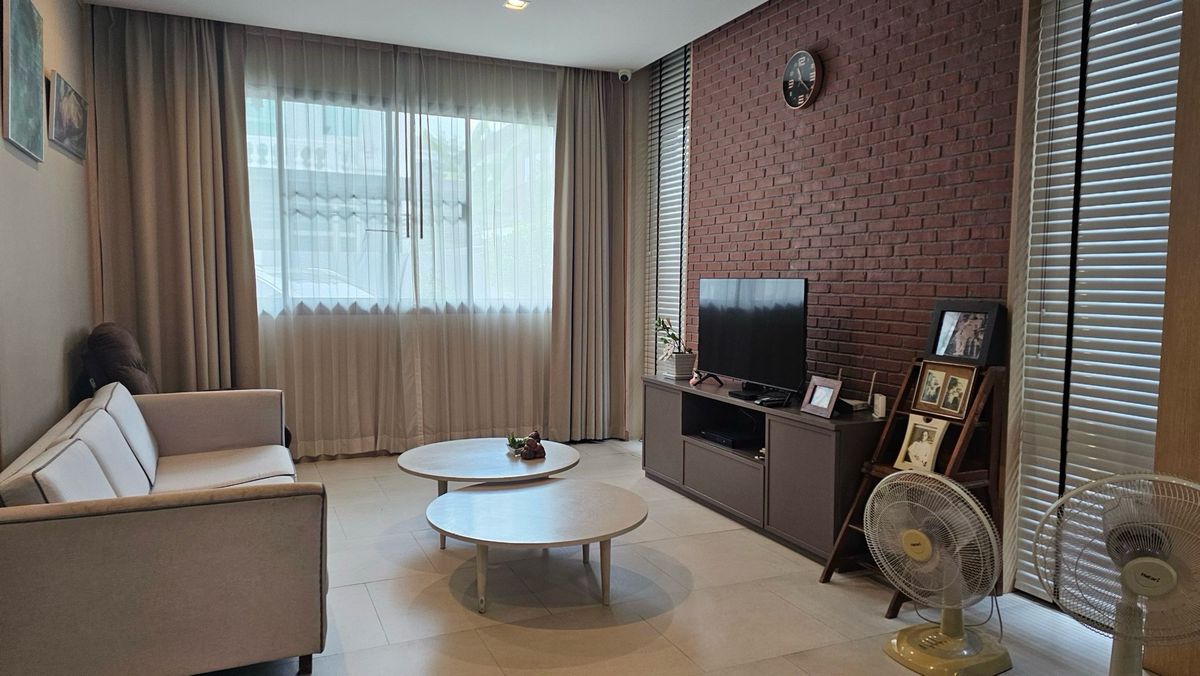For RentTownhomeSukhumvit, Asoke, Thonglor : 🏡 For rent, beautiful house, 4 -story, Soi Sukhuvit71 or Pridi Phanom Yong 14 or 26 (can enter on 2 alleys). Only 10 minutes to Ekamai and Thonglor.