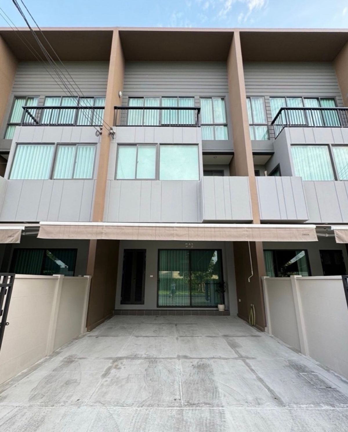For RentTownhomeMin Buri, Romklao : Rent a 3 -story townhome, Ban Klang Mueang, Rama 9 - Krungthep Kreetha, beautiful, good location, ready to be near Suvarnabhumi Airport. Interested in Atline.@841QLNR