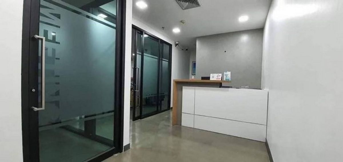 For SaleCondoSathorn, Narathiwat : Urgent sale, condo, corner room, ITF Silom Palace, size 147 sqm. Improve an office office near BTS Chong Nonsi only 200 meters.