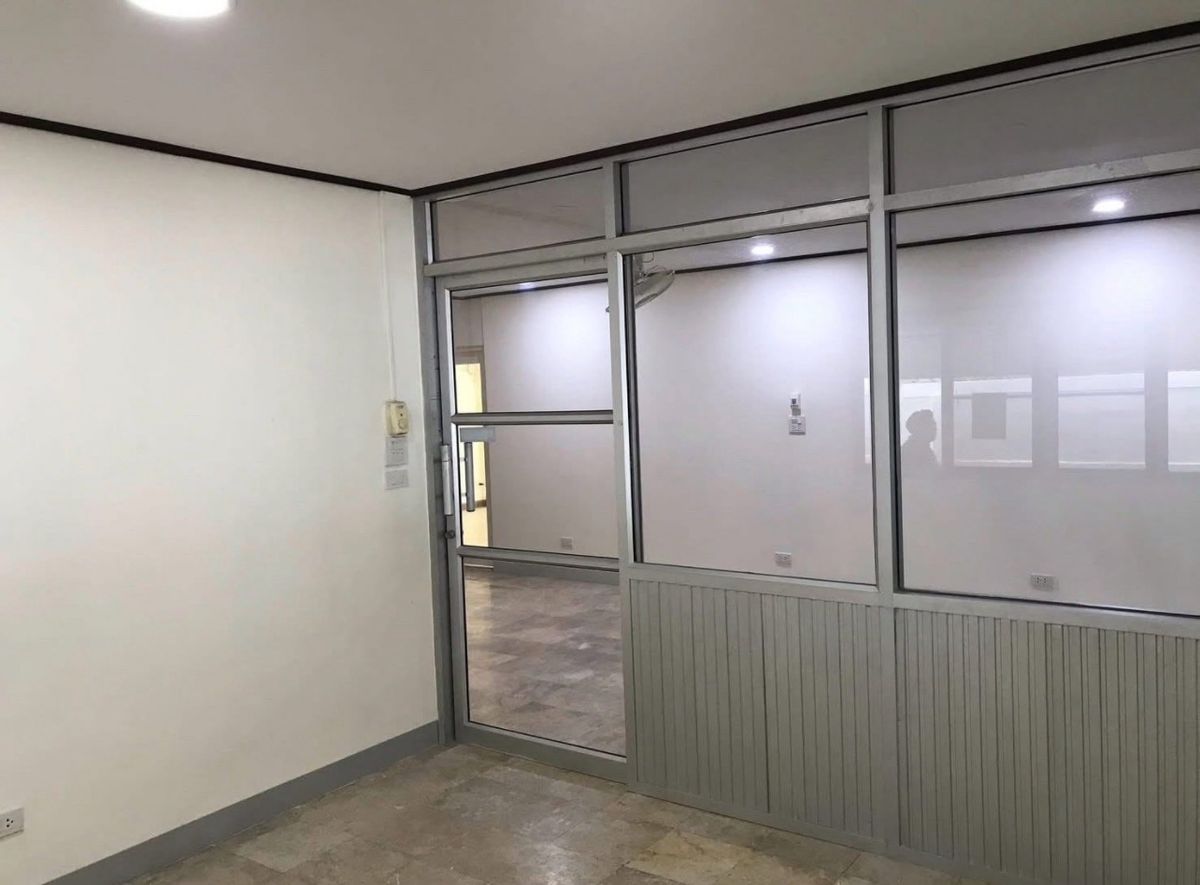 ขายบ้านรัชดา ห้วยขวาง : 📢👇 ขายด่วน! ราคาดีมาก ทำเลทองใจกลางห้วยขวาง บ้านชั้นเดียวครึ่ง เหมาะสำหรับอยู่อาศัย ปล่อยเช่าระยะยาว หรือทำ Airbnb