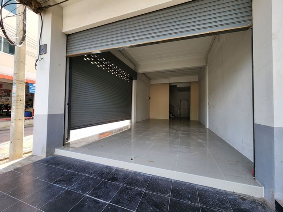For RentShop HouseMahachai Samut Sakhon : 3 -storey commercial building for rent, corner room, 4 -lane road, Ket Plaza Rama 2 project, size 18 sq.w., Soi Phanai, suitable for opening an office