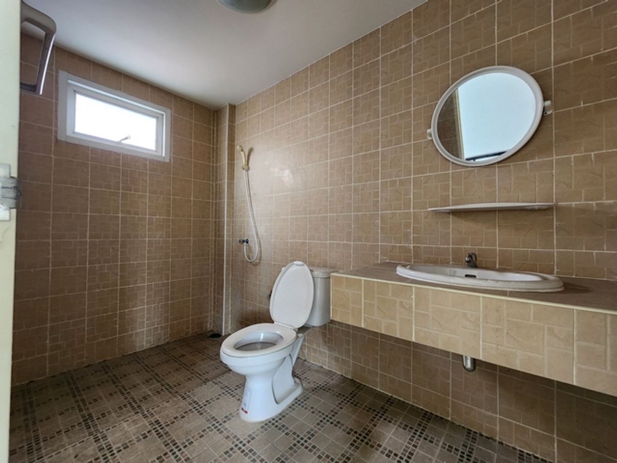 For RentShop HouseMahachai Samut Sakhon : 3 -storey commercial building for rent, corner room, 4 -lane road, Ket Plaza Rama 2 project, size 18 sq.w., Soi Phanai, suitable for opening an office