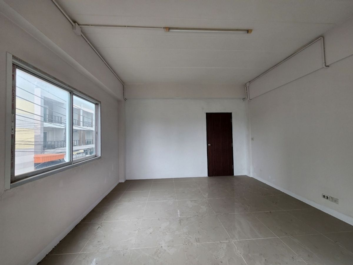 For RentShop HouseMahachai Samut Sakhon : 3 -storey commercial building for rent, corner room, 4 -lane road, Ket Plaza Rama 2 project, size 18 sq.w., Soi Phanai, suitable for opening an office