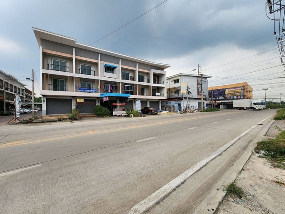 For RentShop HouseMahachai Samut Sakhon : 3 -storey commercial building for rent, corner room, 4 -lane road, Ket Plaza Rama 2 project, size 18 sq.w., Soi Phanai, suitable for opening an office