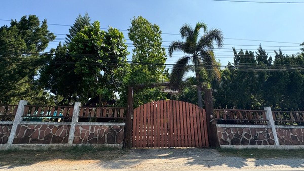 For SaleHousePak Chong KhaoYai : 🌳 Spacious Single-Storey House on Over 400 sq.wa (1,600 sq.m.) of Land with Guest House and Beautiful Garden Thoughtfully designed, quiet and peaceful — perfect for families looking for a vacation home. Excellent location in Pak Chong, Nakhon Ratchasima,