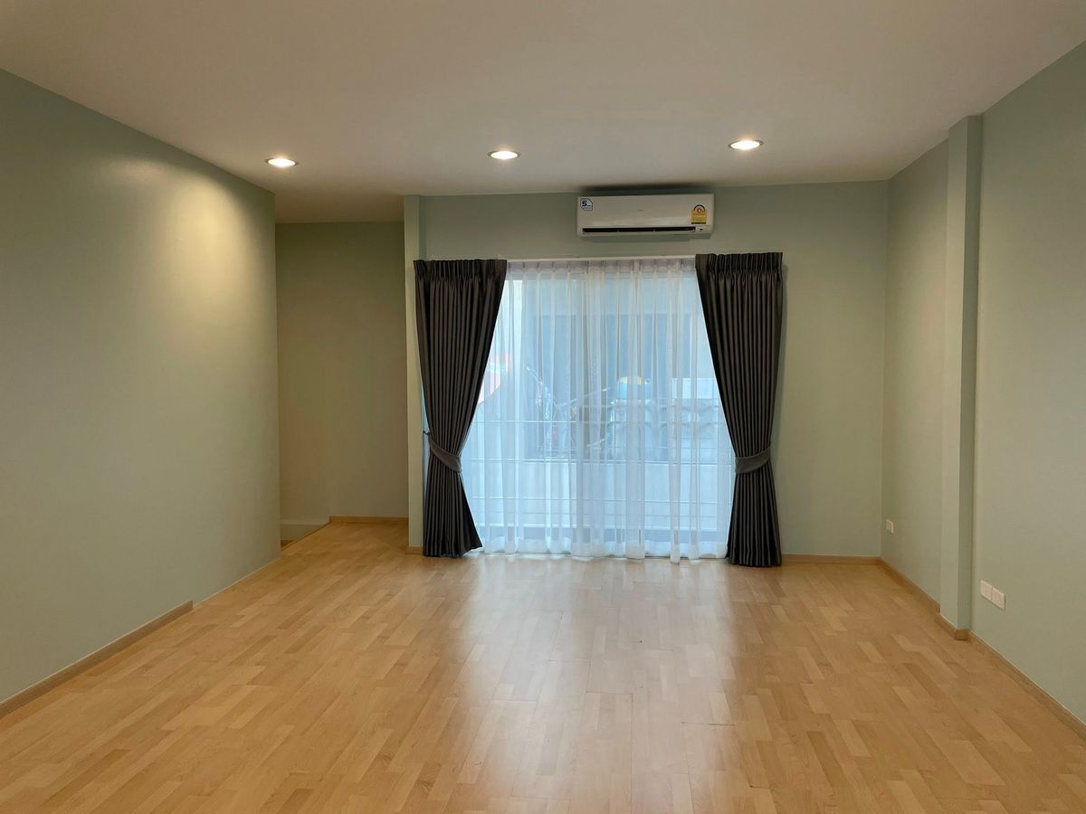 For RentTownhomePattanakan, Srinakarin : P-2754 Urgent rent! Townhome NOBLE Cube Development is ready.
