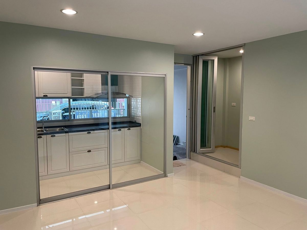 For RentTownhomePattanakan, Srinakarin : P-2754 Urgent rent! Townhome NOBLE Cube Development is ready.