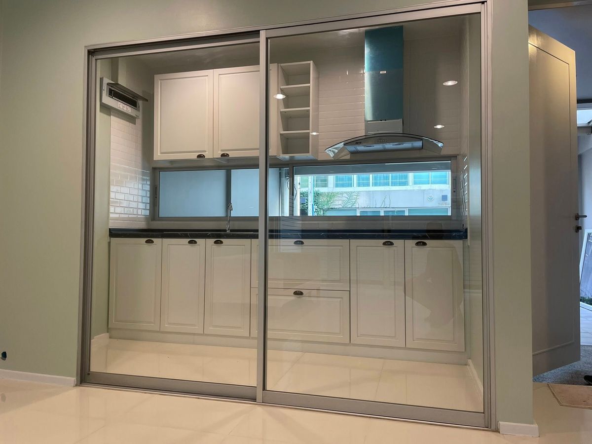 For RentTownhomePattanakan, Srinakarin : P-2754 Urgent rent! Townhome NOBLE Cube Development is ready.