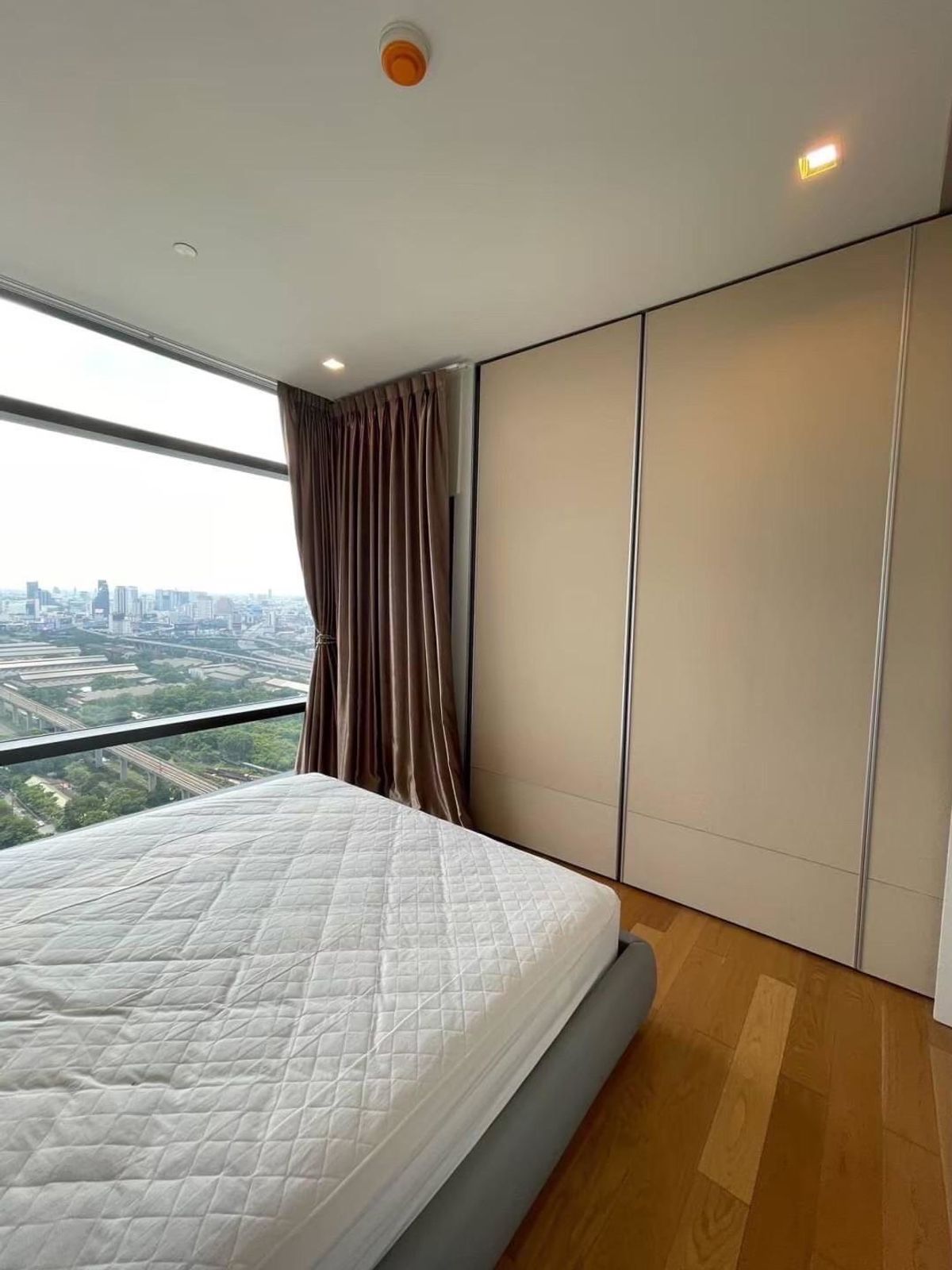 ให้เช่าคอนโดพระราม 9 เพชรบุรีตัดใหม่ RCA : 🏙️ Available Now! Circle 2 Condominium – High Floor with Stunning View 🌆