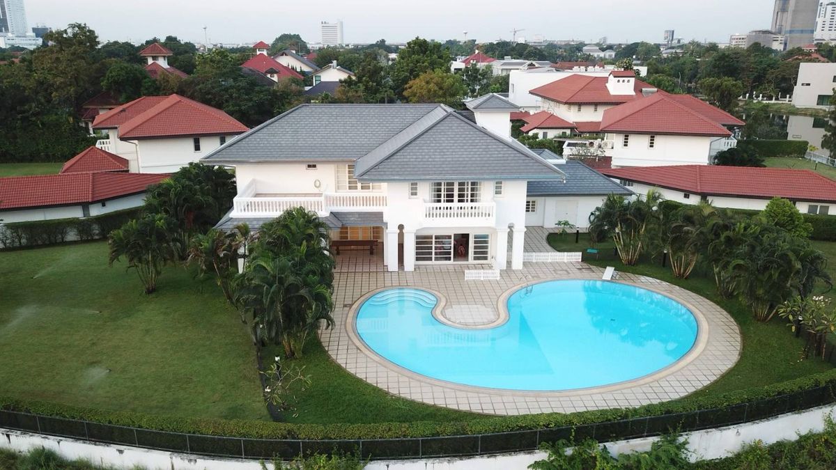 ให้เช่าบ้านสมุทรปราการ สำโรง : Lakeside Villa 1: 1.5 rai  650sqm. 5bed 5bath 180,000/mth. Am: 0656199198