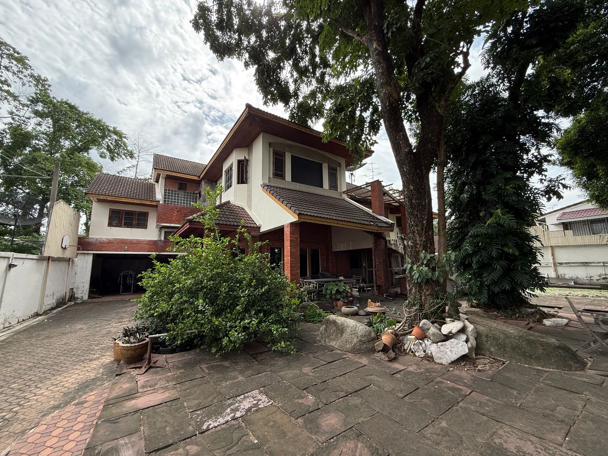ขายบ้านลาดพร้าว เซ็นทรัลลาดพร้าว : บ้านเดี่ยว ซอยวิภาวดี 17 แยก 3 / 5 ห้องนอน (ขาย), Detached House Soi Vibhavadi 17 Yaek 3 / Detached House 5 Bedrooms (FOR SALE) NUB802