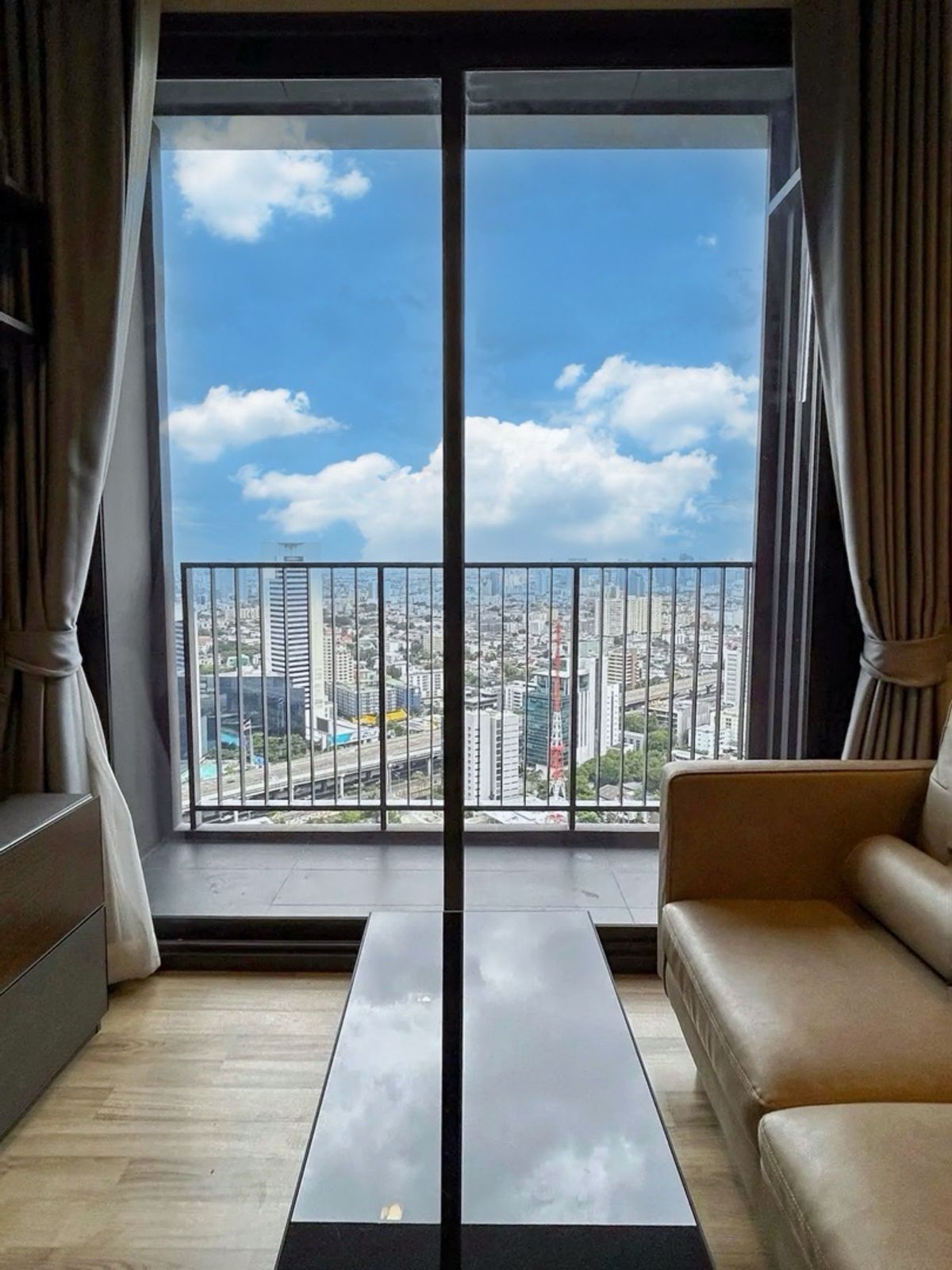 For RentCondoSapankwai,Jatujak : Rent The Line Chatuchak-Morchit 1b1B (40.7 sqm.) Corner corner room. Good view.