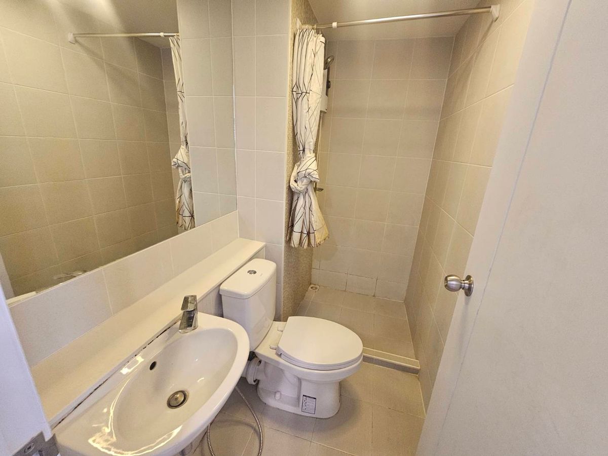 For RentCondoOnnut, Udomsuk : Beautiful swimming pool view, corner room, 2 bedrooms, 1 bathroom, The Tree Onnut Station