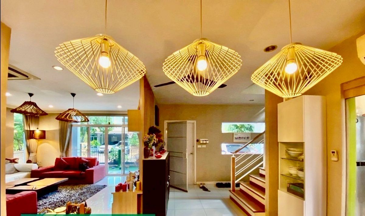 ขายบ้านพัฒนาการ ศรีนครินทร์ : บ้านเดี่ยว 2 ชั้น พร้อมเฟอร์นิเจอร์ทั้งหลัง พร้อมอยู่ได้ทันที ตั้งอยู่ในโครงการ The Plant พัฒนาการ ซอย 38 ใกล้ทางด่วนพัฒนาการ และเชื่อมต่อถนนศรีนครินทร์-สุขุมวิทได้สะดวก