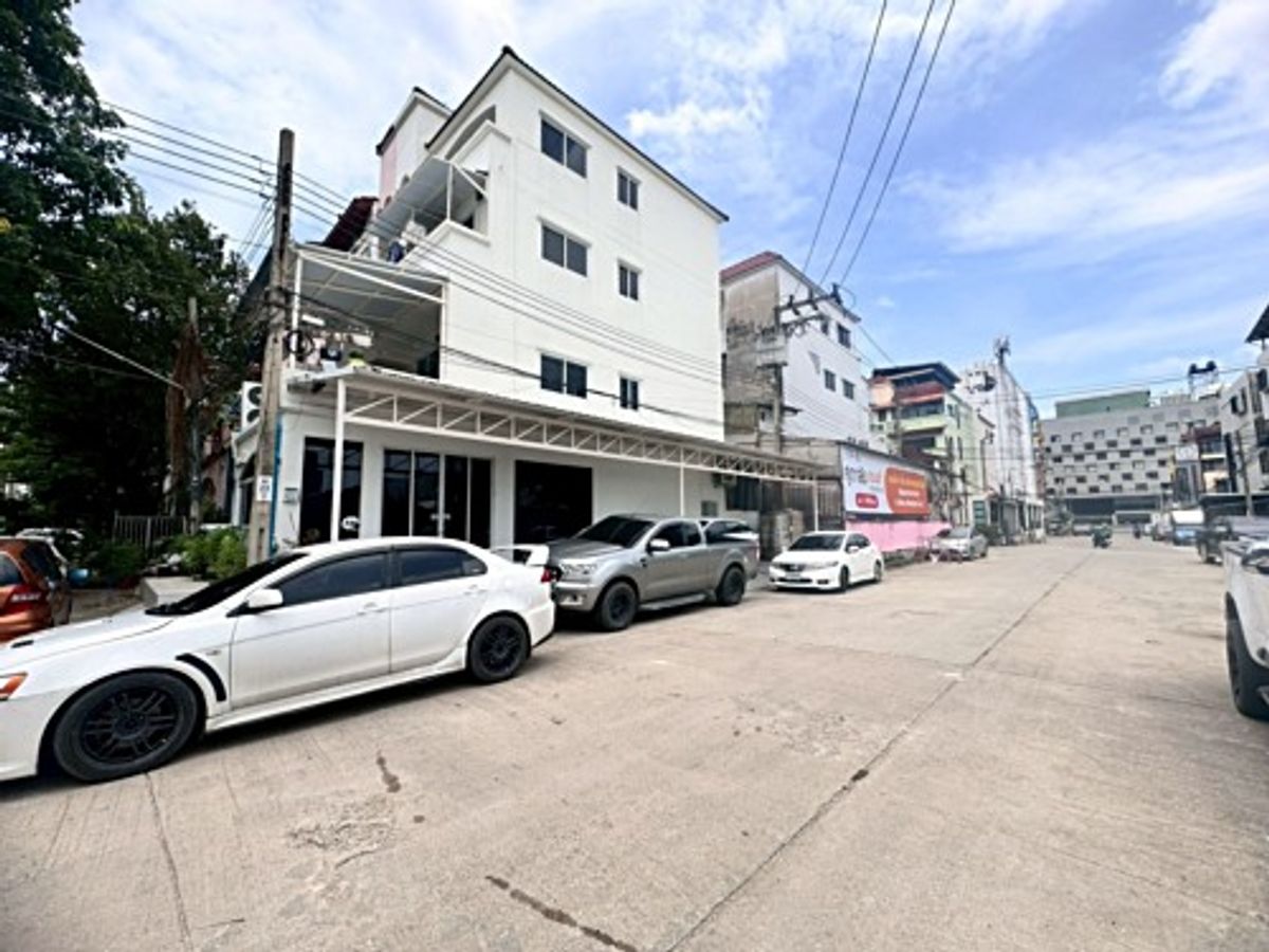 For SaleHome OfficeLadkrabang, Suwannaphum Airport : Selling a 4 -story commercial building in Soi Srinakarin 40, new renovated price, great value, only 7.2 million baht (N.1803)