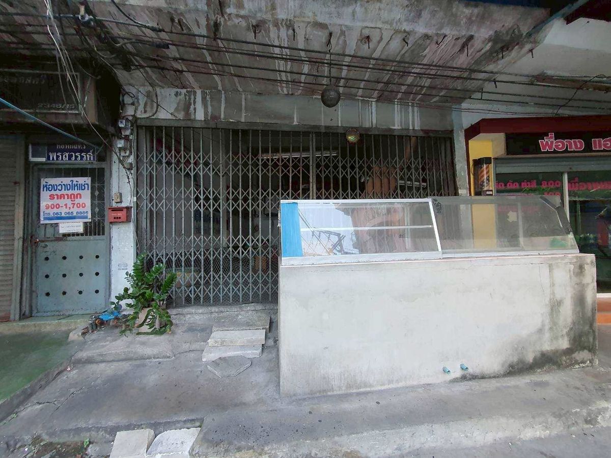 For SaleShop HouseRamkhamhaeng, Hua Mak : Selling a 3.5 -story building, Soi Ramkhamhaeng 65 (Soi Dam Thai), special price of only 3.9 million baht (N.1804)