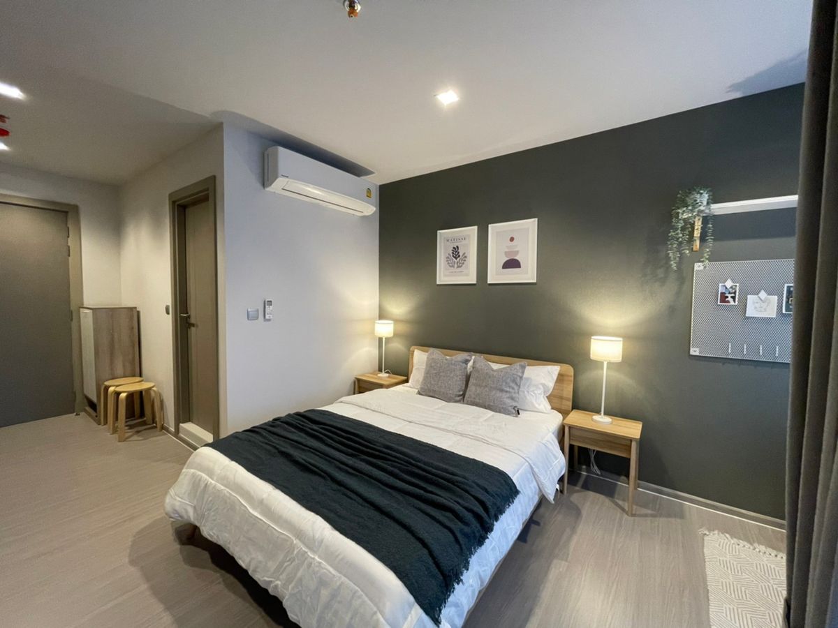 For RentCondoRama9, Petchburi, RCA : Rent RR527 Life Asoke-Rama9. Beautiful room, complete furniture near the MRT Rama 9 BTS. Ready to stay on 01/08/2025.