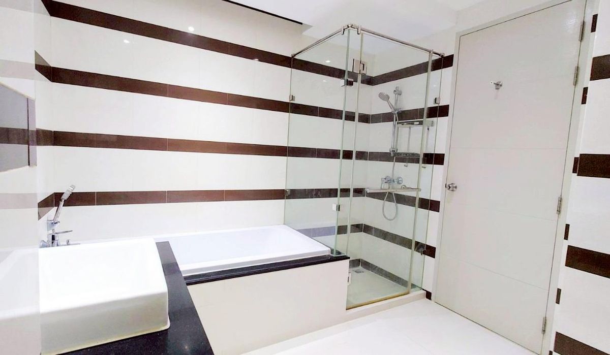 ขายคอนโดสุขุมวิท อโศก ทองหล่อ : ขาย Beverly 33 1 ห้องนอน ห้องมุม ชั้น 6 ขนาด 50 ตรม. รีโนเวทใหม่ ห่าง BTS พร้อมพงษ์ 300 ม.