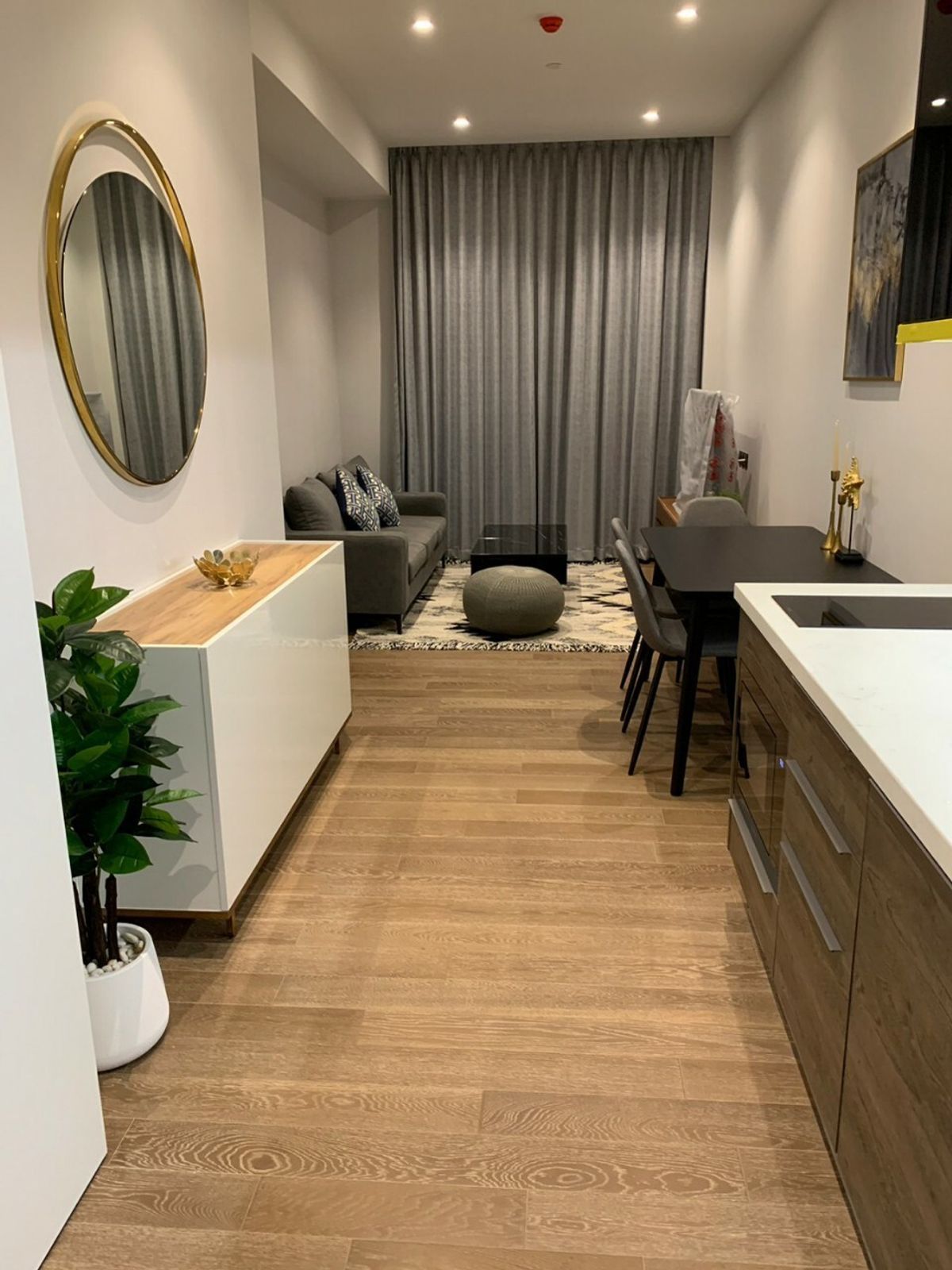 For RentCondoWitthayu, Chidlom, Langsuan, Ploenchit : Modern 1-Bedroom Condo for Long-Term Rent at Muniq Langsuan, Bangkok