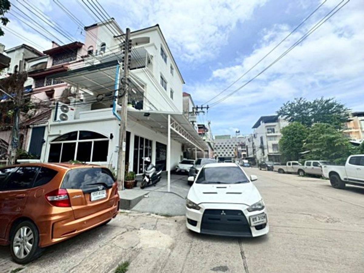 For SaleHome OfficeLadkrabang, Suwannaphum Airport : Selling a 4 -story commercial building in Soi Srinakarin 40, new renovated price, great value, only 7.2 million baht (N.1803)
